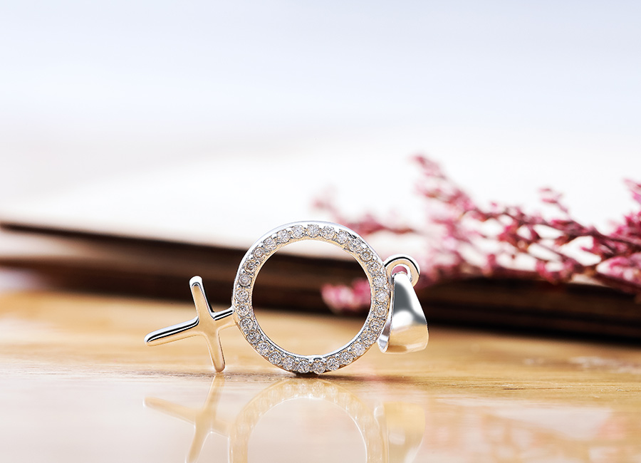 M&agrave;u sắc đ&aacute; nạm v&ocirc; c&ugrave;ng lung linh.