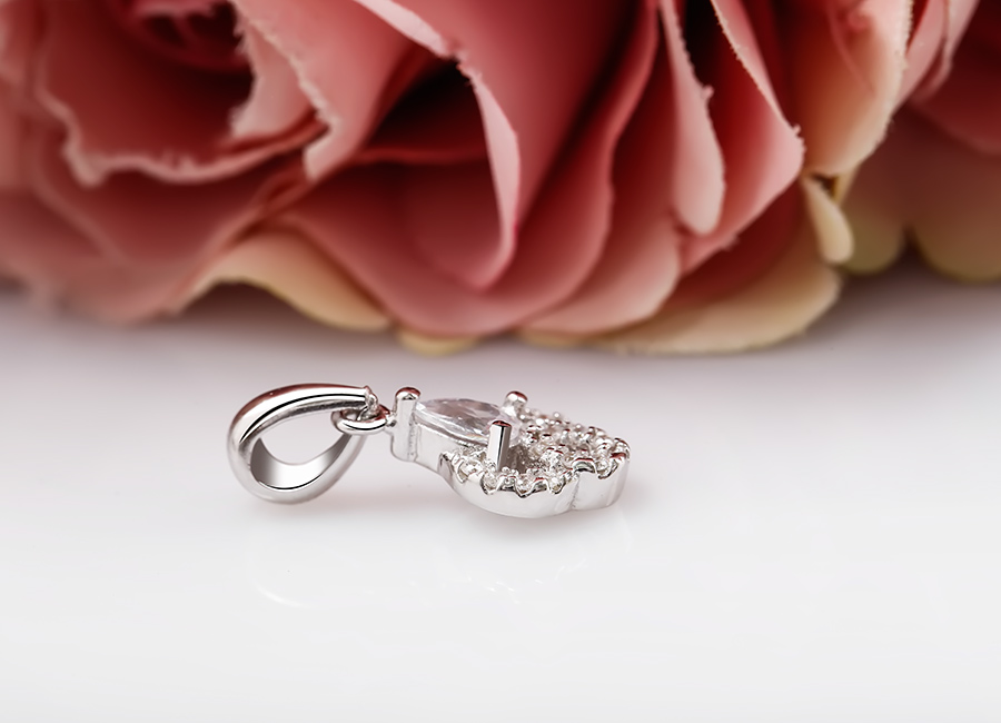 Sắc trắng đảm bảo dễ đeo d&ugrave; bạn c&oacute; l&agrave;n da ra sao.