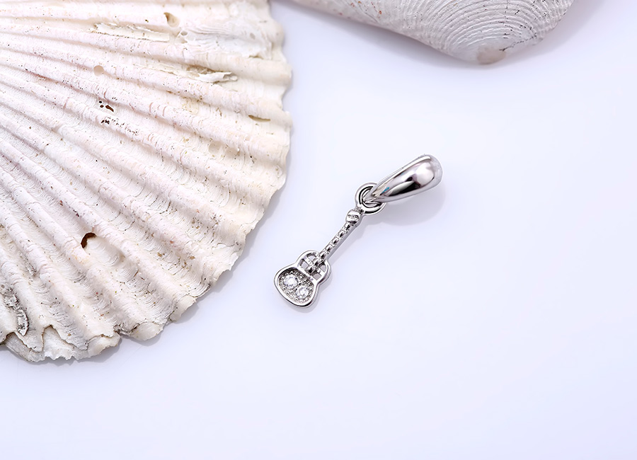 Mẫu mặt d&acirc;y chuyền với kiểu d&aacute;ng c&acirc;y đ&agrave;n ghita hiện đại v&agrave; độc đ&aacute;o.