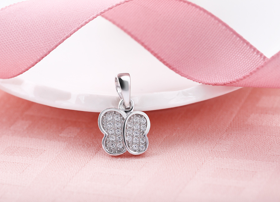 Chi tiết nạm đ&aacute; đ&atilde; gi&uacute;p tạo h&igrave;nh c&aacute;nh bướm