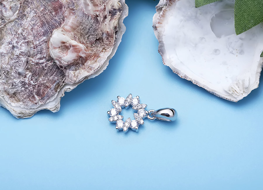 Mặt d&acirc;y chuyền bạc nổi bật v&igrave; được nạm rất nhiều đ&aacute; CZ.