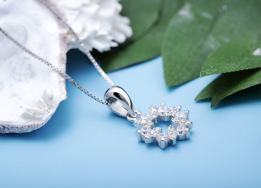 Mẫu trang sức bạc l&agrave;m mọi c&ocirc; g&aacute;i đều đem l&ograve;ng y&ecirc;u th&iacute;ch.