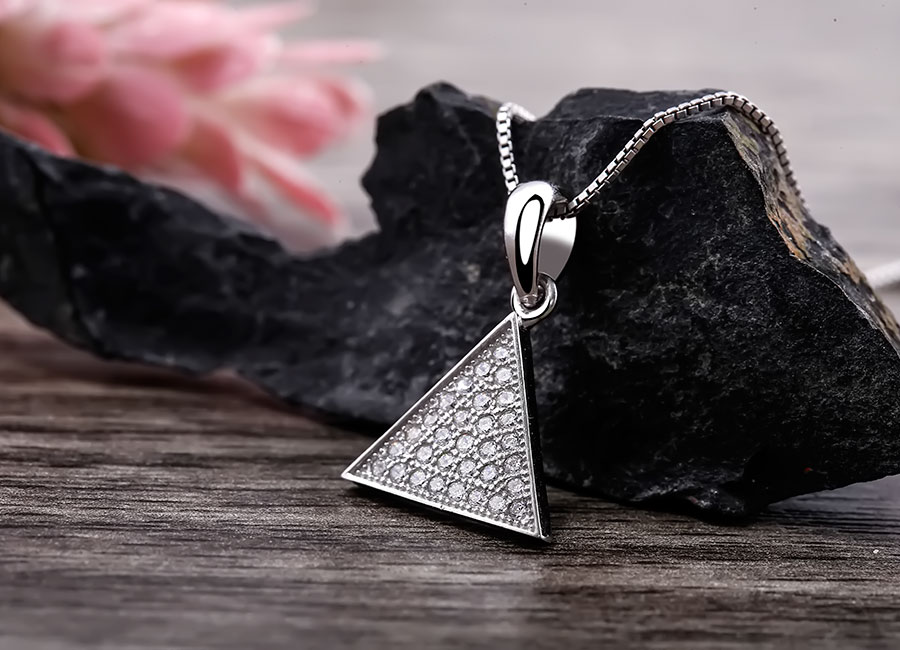 Mặt d&acirc;y chuyền gi&uacute;p l&agrave;m s&aacute;ng v&ugrave;ng cổ của bạn.