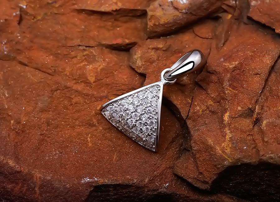 Gam m&agrave;u trắng tinh tế của mẫu mặt d&acirc;y chuyền.