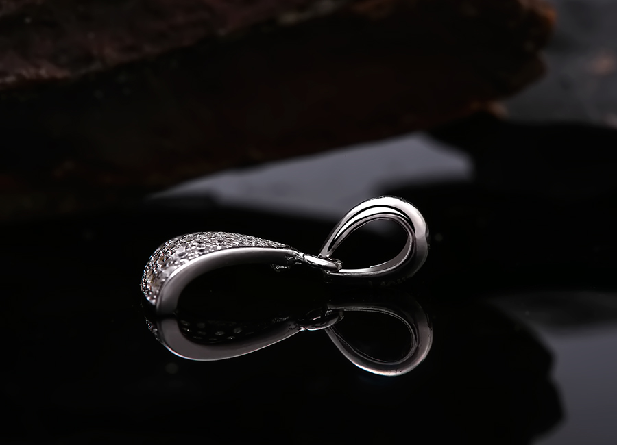 Mặt d&acirc;y chuyền được chế t&aacute;c cẩn thận.