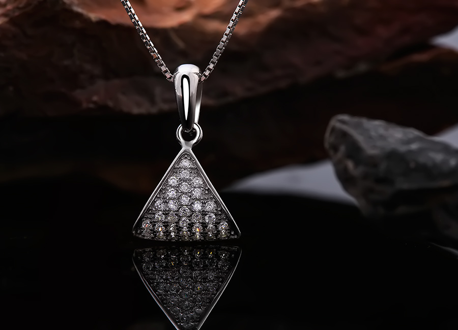 Bề mặt nạm đ&aacute; chắc chắn, mang sắc s&aacute;ng tinh kh&ocirc;i.