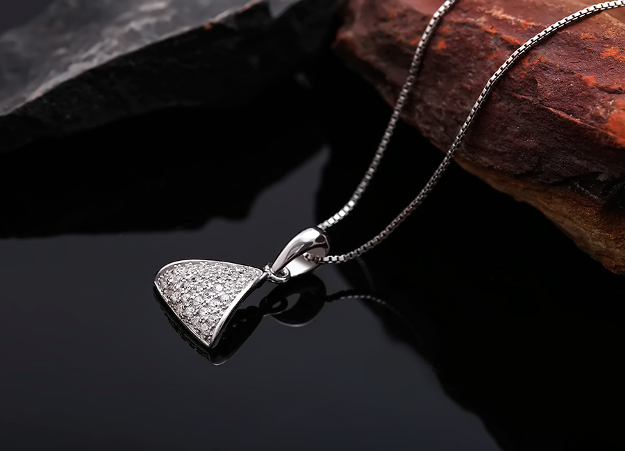 Kết hợp d&acirc;y đeo ph&ugrave; hợp cho bạn một m&oacute;n trang sức hấp dẫn.