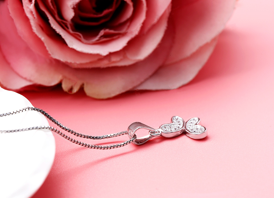 Kiểu mặt d&acirc;y chuyền bạc Viera sẽ hợp với những d&acirc;y đeo mảnh v&agrave; thu&ocirc;n.