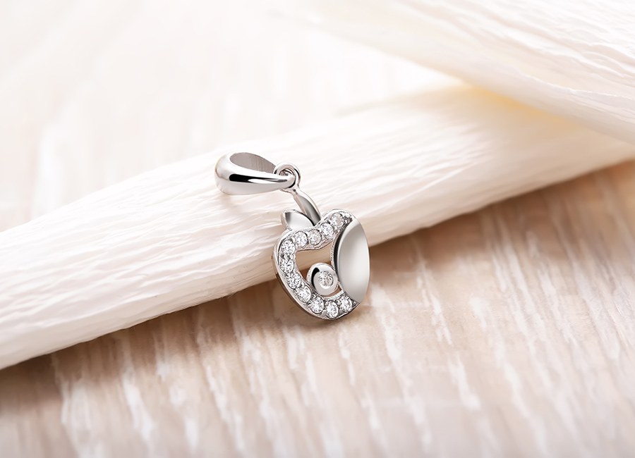 Mặt d&acirc;y chuyền bạc với n&eacute;t cuốn h&uacute;t ri&ecirc;ng.