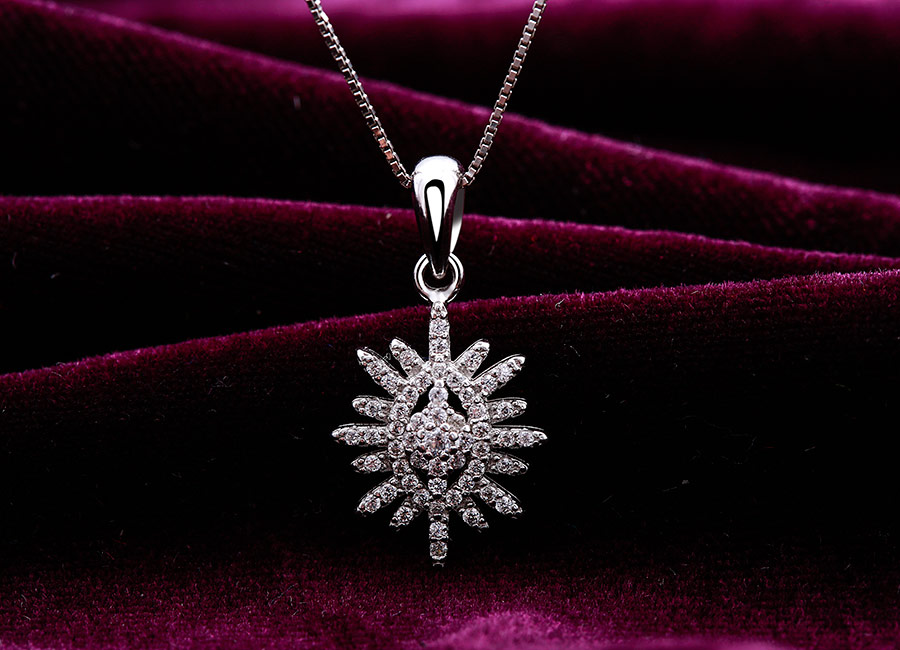 Mẫu trang sức hợp với những loại d&acirc;y đeo mảnh, nhỏ.