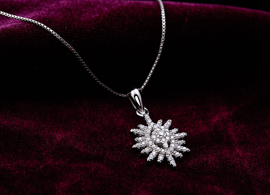 Sợi d&acirc;y chuyền với vẻ đẹp l&ocirc;i cuốn.