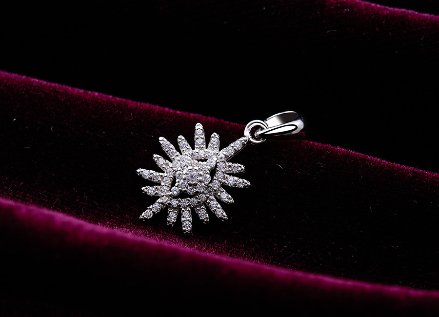 Đ&aacute; CZ trắng, nhỏ nạm k&iacute;n bề mặt.