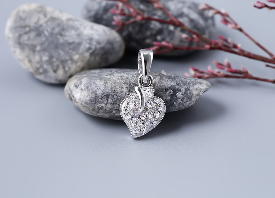 Mặt dây chuyền bạc Vayne Love Thiết kế tinh tế, hấp dẫn mọi ánh nhìn.