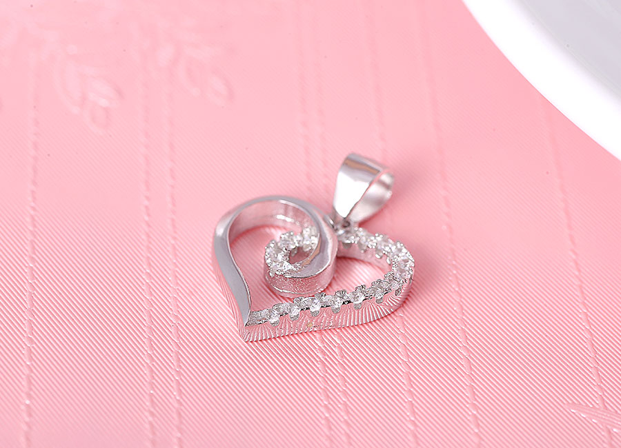 Sự đối lập giữa hai dải s&oacute;ng tạo th&agrave;nh h&igrave;nh tr&aacute;i tim, gi&uacute;p mặt d&acirc;y chuyền trở n&ecirc;n ấn tượng.