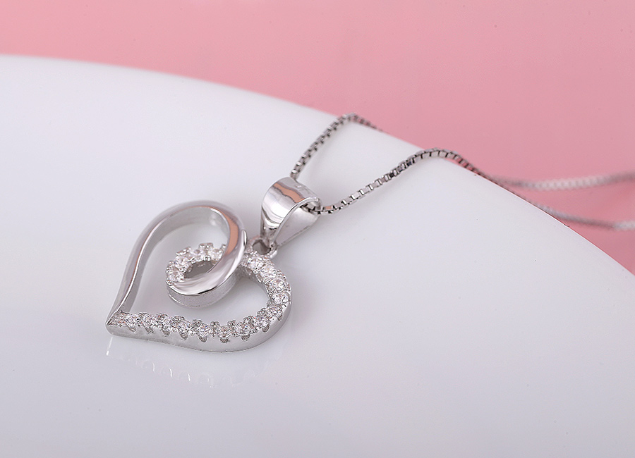 Trang sức họa tiết tr&aacute;i tim lu&ocirc;n được l&ograve;ng nhiều bạn nữ.