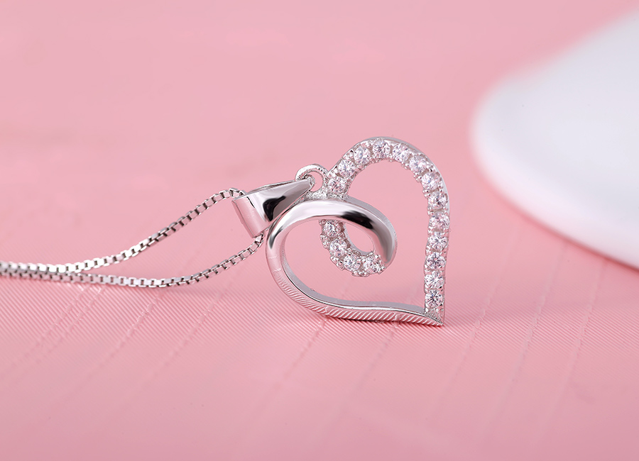 L&agrave;m đẹp cho bản th&acirc;n với mẫu mặt d&acirc;y chuyền ấn tượng.