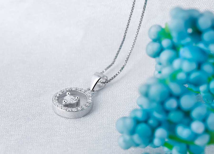 V&ograve;ng tr&ograve;n nạm đ&aacute; trắng tỉ mỉ, tinh xảo tới từng chi tiết.