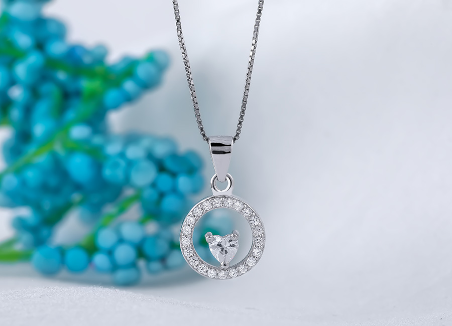 Cận cảnh mặt d&acirc;y chuyền bạc Celina.