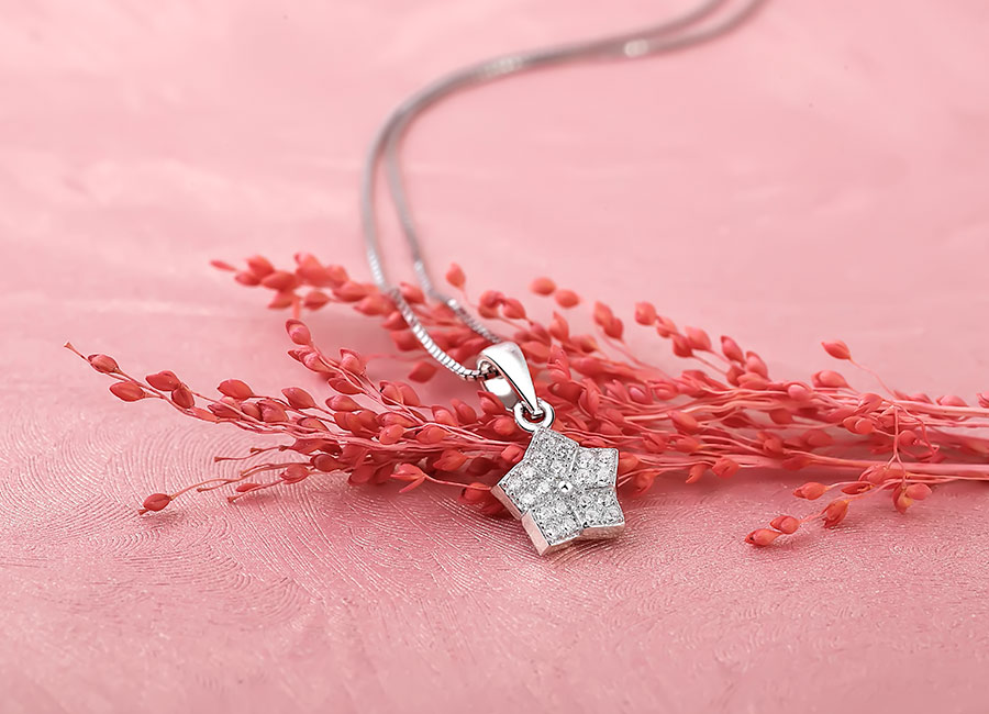 Khi d&acirc;y chuyền bạc kết hợp c&ugrave;ng mặt trang sức hoa sao.