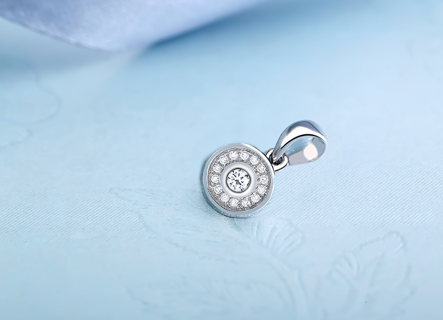 Mặt dây chuyền bạc Jen Circle mang vẻ đẹp giản dị.