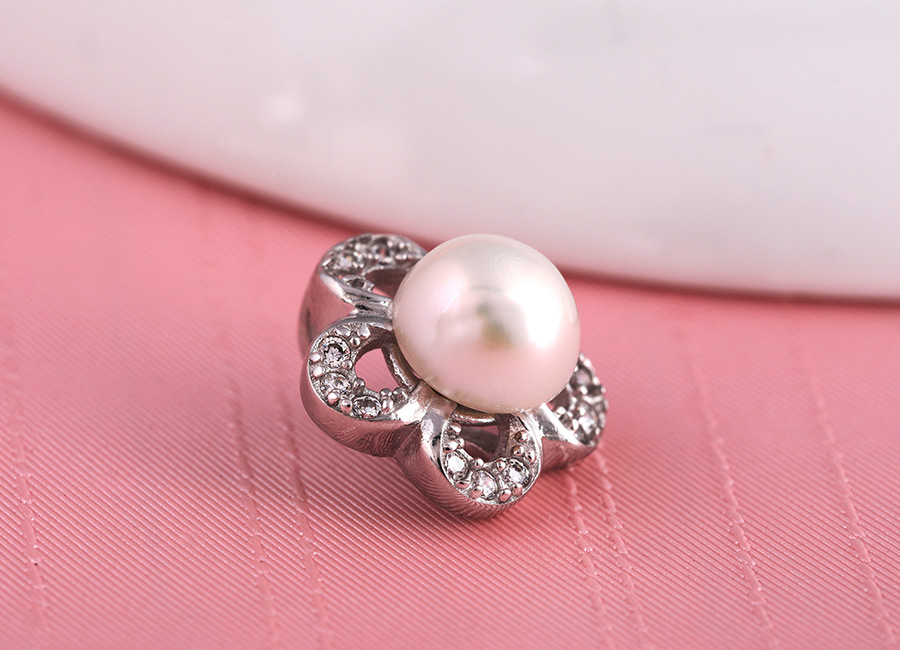 C&aacute;nh hoa sắp xếp đều với tạo h&igrave;nh cong mềm mại, c&aacute;nh hoa cũng được nạm đ&aacute; ấn tượng.