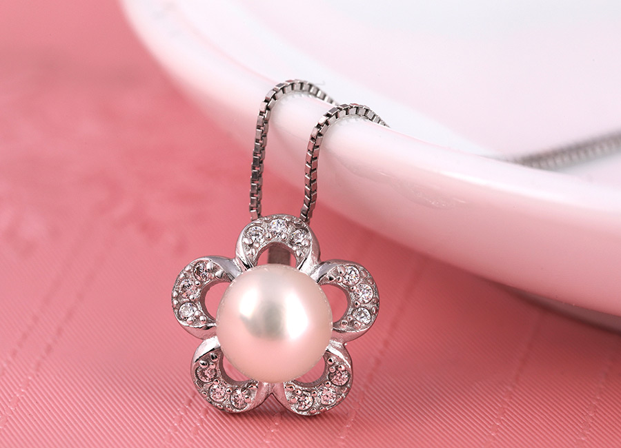 Mẫu trang sức hợp với những bộ đồ sang trọng trong kh&ocirc;ng gian của những buổi tiệc qu&yacute; tộc.