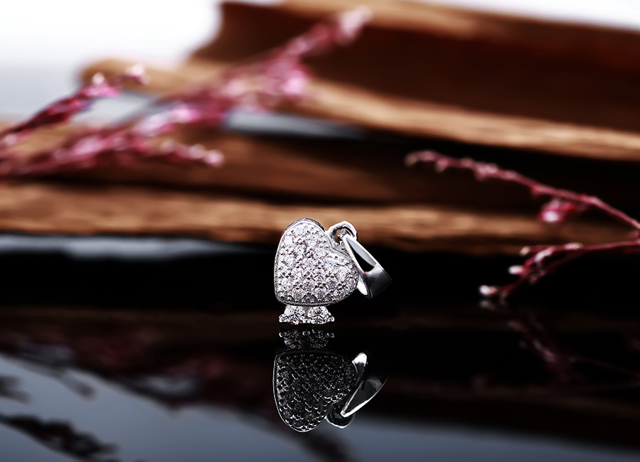 Mẫu trang sức hợp &yacute; của rất nhiều c&ocirc; g&aacute;i trẻ.