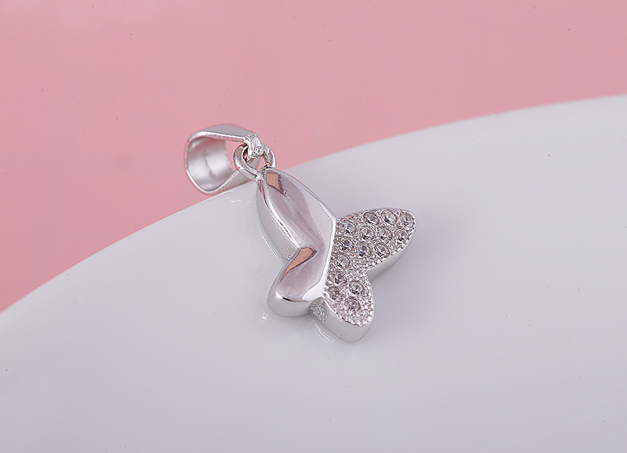 Tạo h&igrave;nh c&aacute;nh bướm với phần th&acirc;n kh&aacute;c biệt, một b&ecirc;n nạm đ&aacute;, một b&ecirc;n l&agrave; bạc trơn.