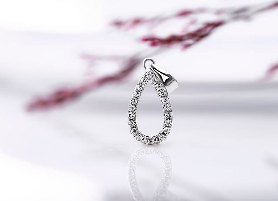 Sắc đ&aacute; s&aacute;ng lấp l&aacute;nh tựa kim cương.