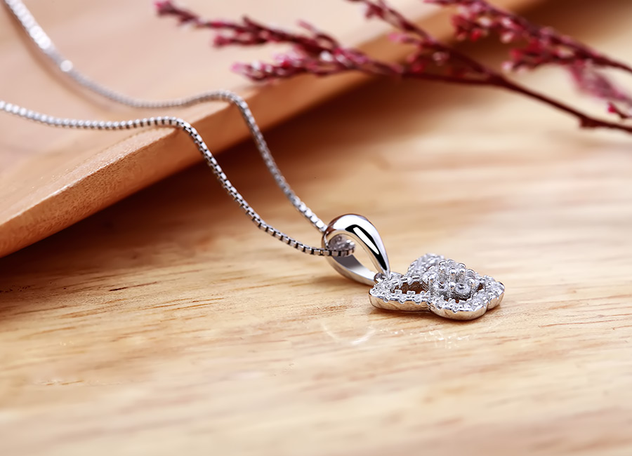 Kết hợp với d&acirc;y chuyền trơn rất ph&ugrave; hợp.