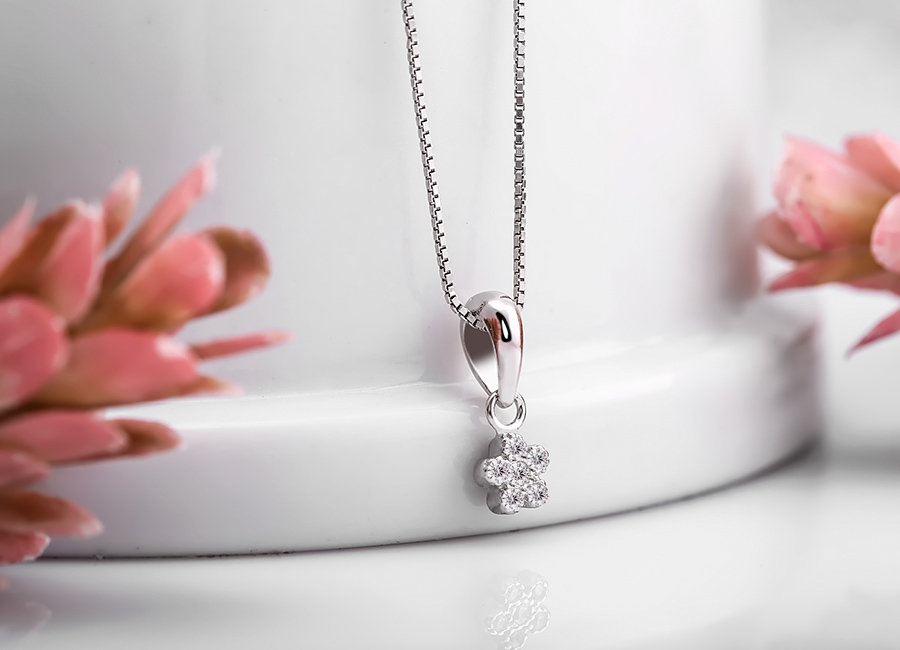 Mẫu trang sức với những đường n&eacute;t mềm mại.