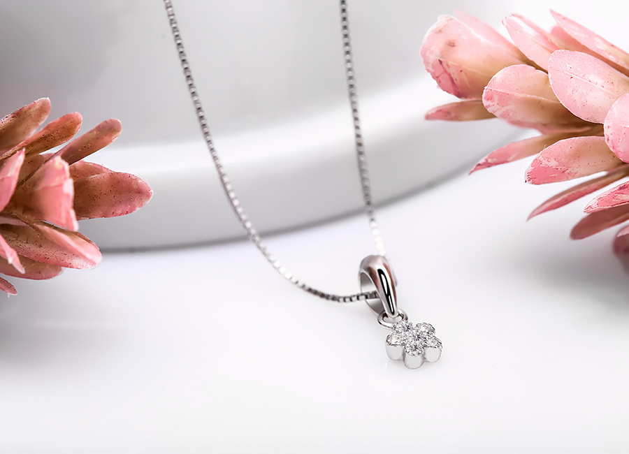 Tạo h&igrave;nh b&ocirc;ng hoa gợi l&ecirc;n sự l&atilde;ng mạn.