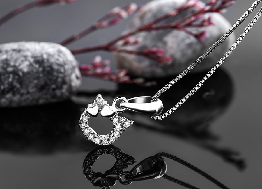 Trang sức mang lại vẻ đẹp năng động cho c&ocirc; g&aacute;i.