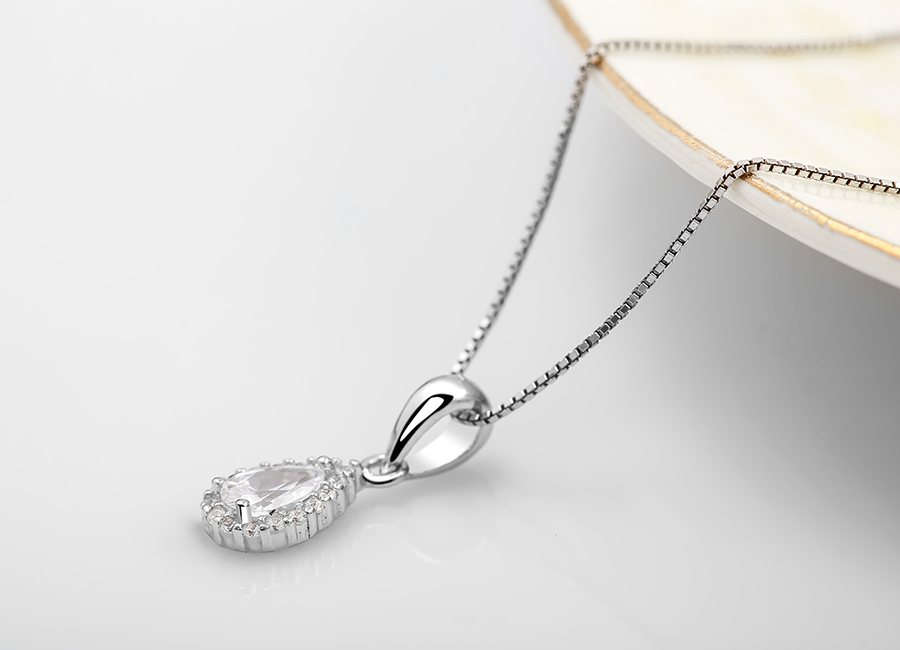 Đ&aacute; CZ được sử dụng tăng cường để điểm t&ocirc; sắc s&aacute;ng sản phẩm.