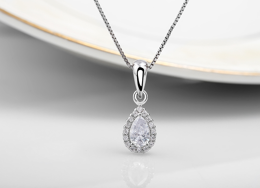 Mẫu trang sức mang h&igrave;nh ảnh giọt sương tr&ecirc;n n&uacute;i tinh tế.