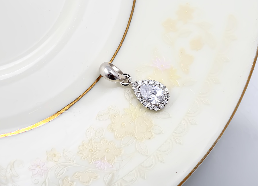 Đ&aacute; Cubic Zirconia nạm k&iacute;n mặt tạo h&igrave;nh.