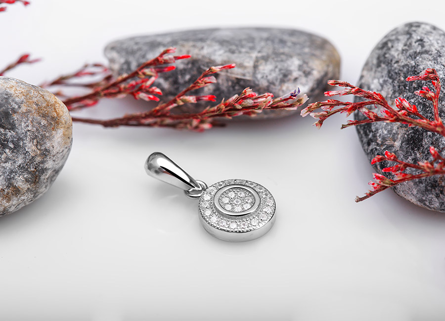 Tạo h&igrave;nh mặt d&acirc;y chuyền bạc Rammus Love v&ocirc; c&ugrave;ng lấp l&aacute;nh nhờ những vi&ecirc;n đ&aacute; CZ.