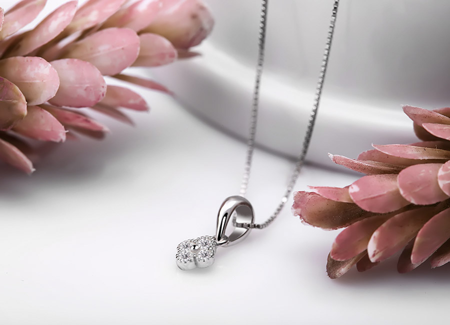 Trang sức mang n&eacute;t đẹp mềm mại, uyển chuyển.