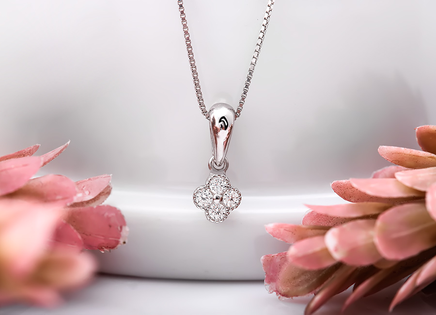 B&ocirc;ng hoa nạm đ&aacute; CZ &ndash; d&ograve;ng đ&aacute; trang sức nổi tiếng hiện nay.