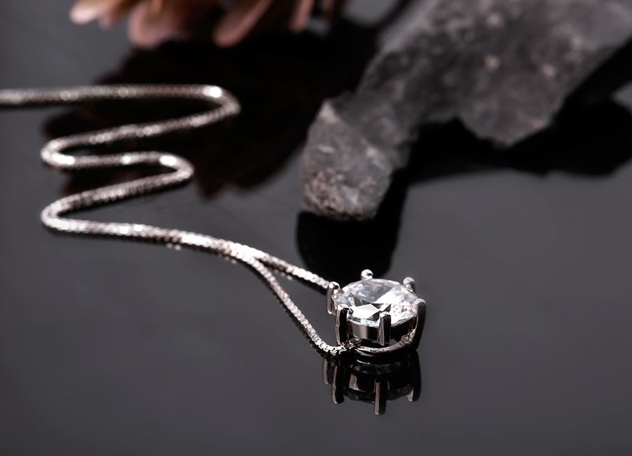 Vi&ecirc;n đ&aacute; s&aacute;ng l&agrave;m điểm nhấn mặt d&acirc;y chuyền.