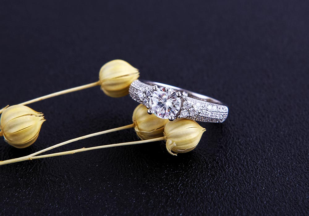 Với đường n&eacute;t cầu kỳ, phong c&aacute;ch trẻ trung sẽ chiếm chọn con tim bạn.