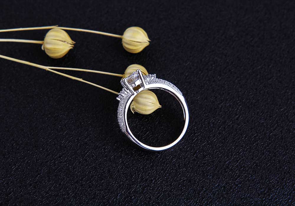 Mẫu nhẫn bạc Hiuga tạo n&ecirc;n vẻ đẹp thời thượng v&agrave; l&ocirc;i cuốn cho người đeo.