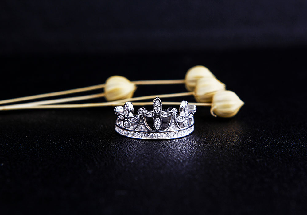 Tự tin tỏa s&aacute;ng trốn đ&ocirc;ng người c&ugrave;ng sản phảm của Eropi Jewelry.