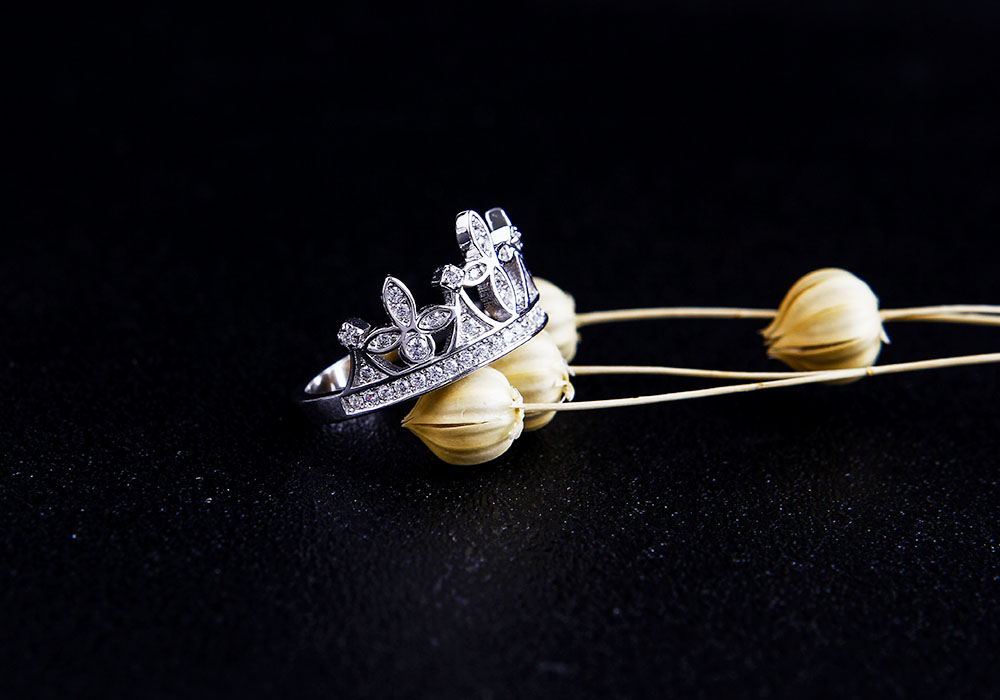 Nhẫn bạc Kettina cho những c&ocirc; g&aacute;i nhẹ nh&agrave;ng, thanh lịch.