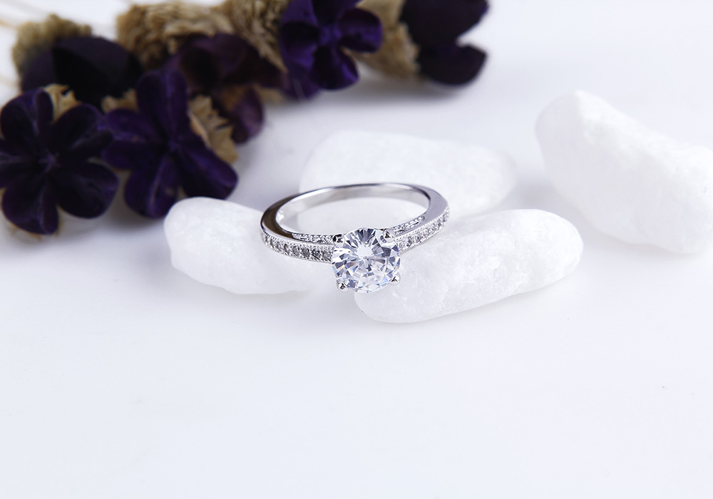 gam m&agrave;u trắng s&aacute;ng của bạc l&agrave;m bạn nổi bật