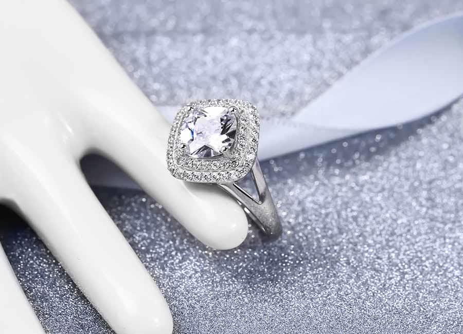 Nhẫn bạc Ares thoạt nh&igrave;n c&oacute; vẻ mềm mại, nhưng ẩn chứa trong đ&oacute; l&agrave; sức mạnh tiềm ẩn v&agrave; khao kh&aacute;t vươn l&ecirc;n mạnh mẽ.