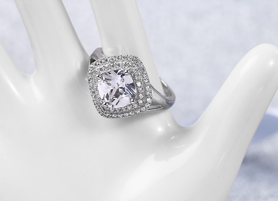 Mặt nhẫn được thiết kế với đường n&eacute;t nổi bật.