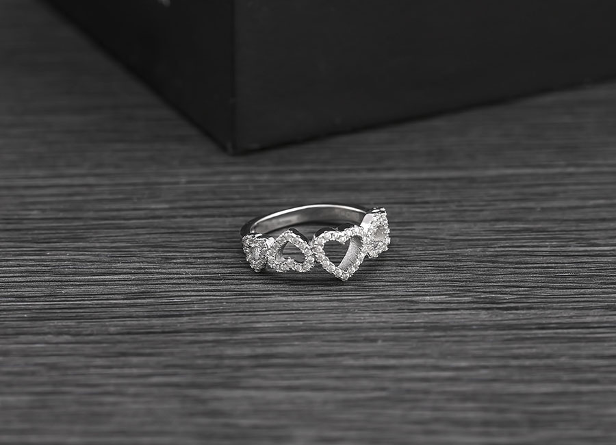  Chiếc nhẫn tròn với mặt nhẫn là những trái tim nạm đá lấp lánh.