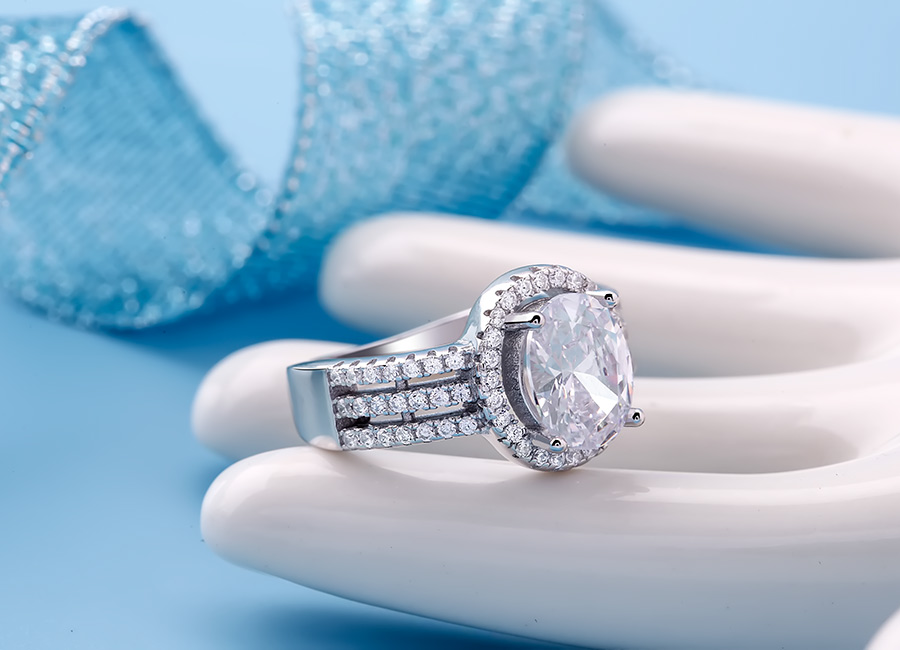 Vẻ đẹp ấn tượng của mẫu nhẫn bạc gi&uacute;p bạn nổi bật ở bất cứ nơi đ&acirc;u.