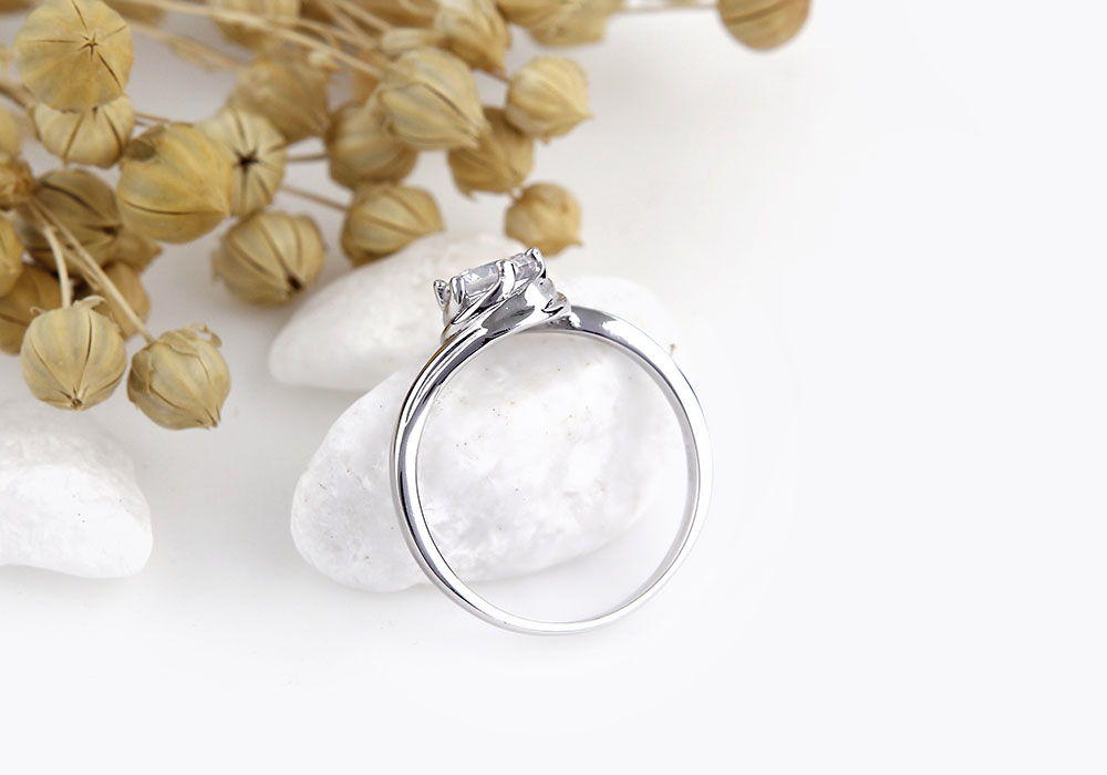 Kiểu nhẫn bạc giản dị gi&uacute;p bạn dễ đeo trong mọi t&igrave;nh huống.